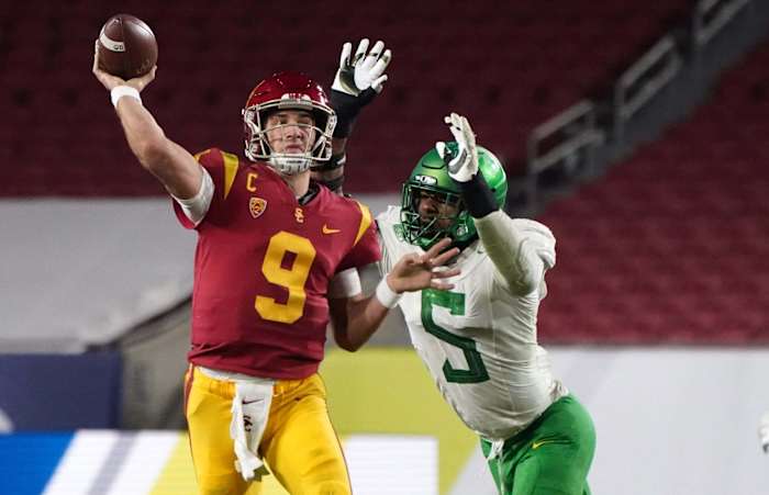 Oregon's Kayvon Thibodeaux puts pressure on USC quarterback
